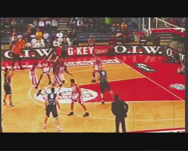 Spettacolo a Pesaro col derby di Natale 